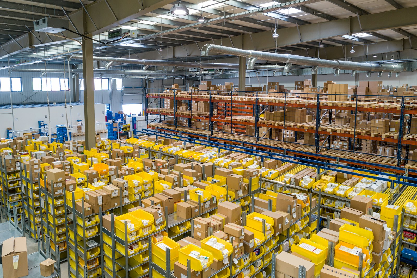 Interno di un capannone logistico con scaffalature